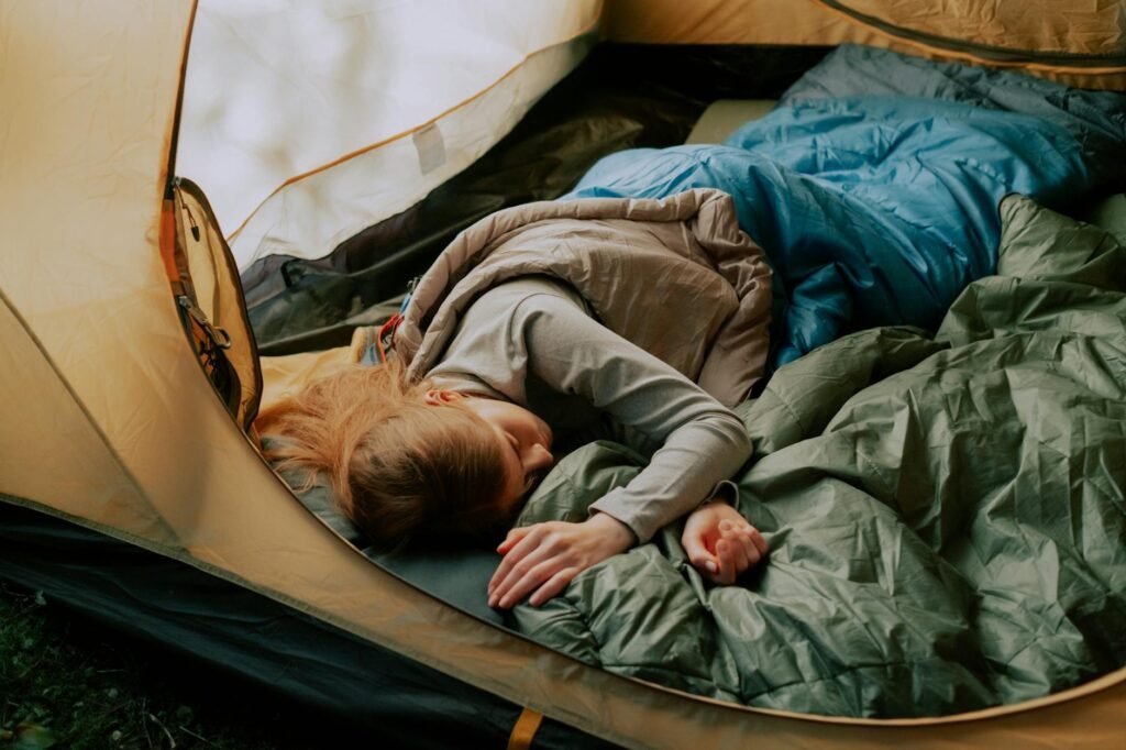 Sac de couchage utilisé pour une nuit de bivouac sous une tente