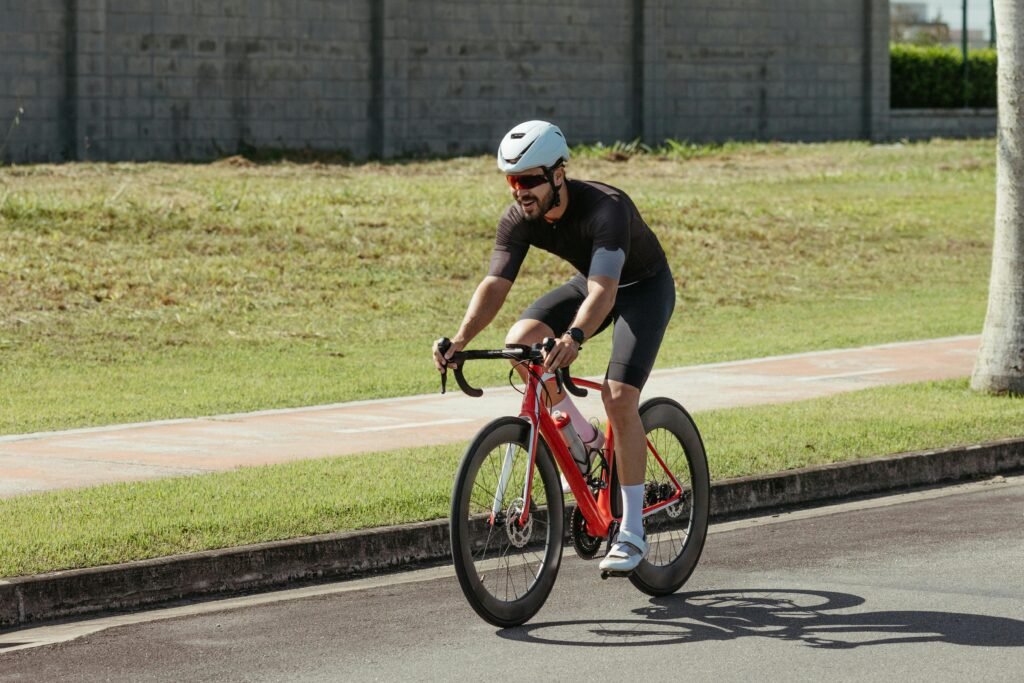 Casque de vélo illustrant un avis sur un modèle Decathlon