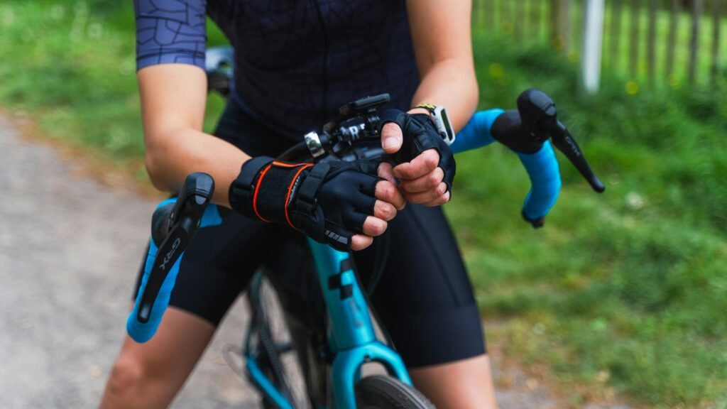 Gants de vélo illustrant un avis sur un modèle Decathlon
