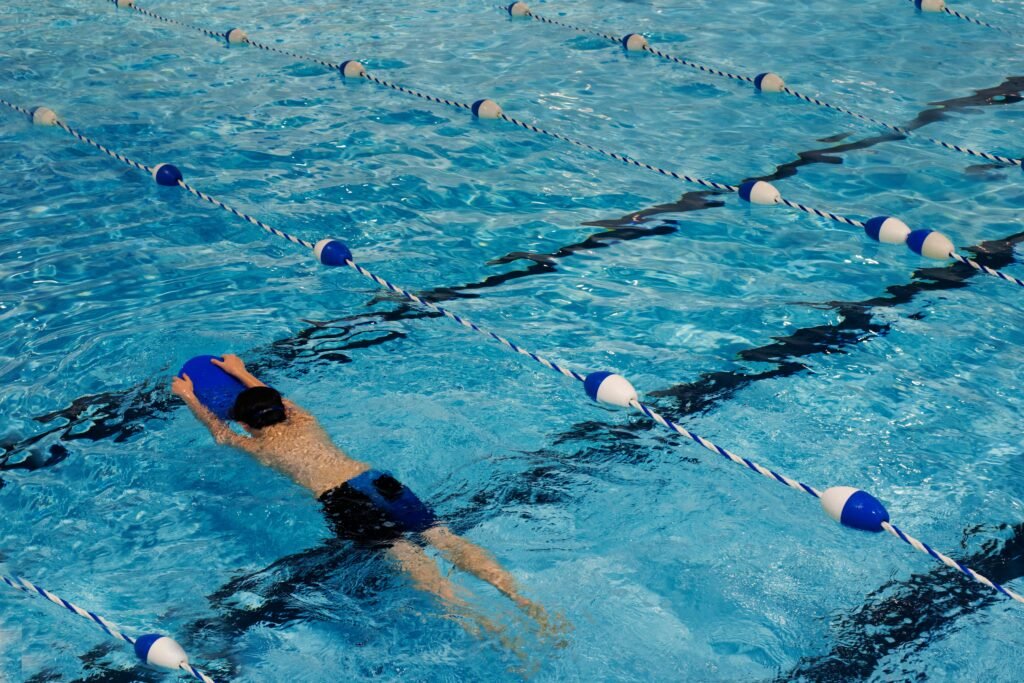 Planche de natation illustrant un avis sur un modèle Decathlon