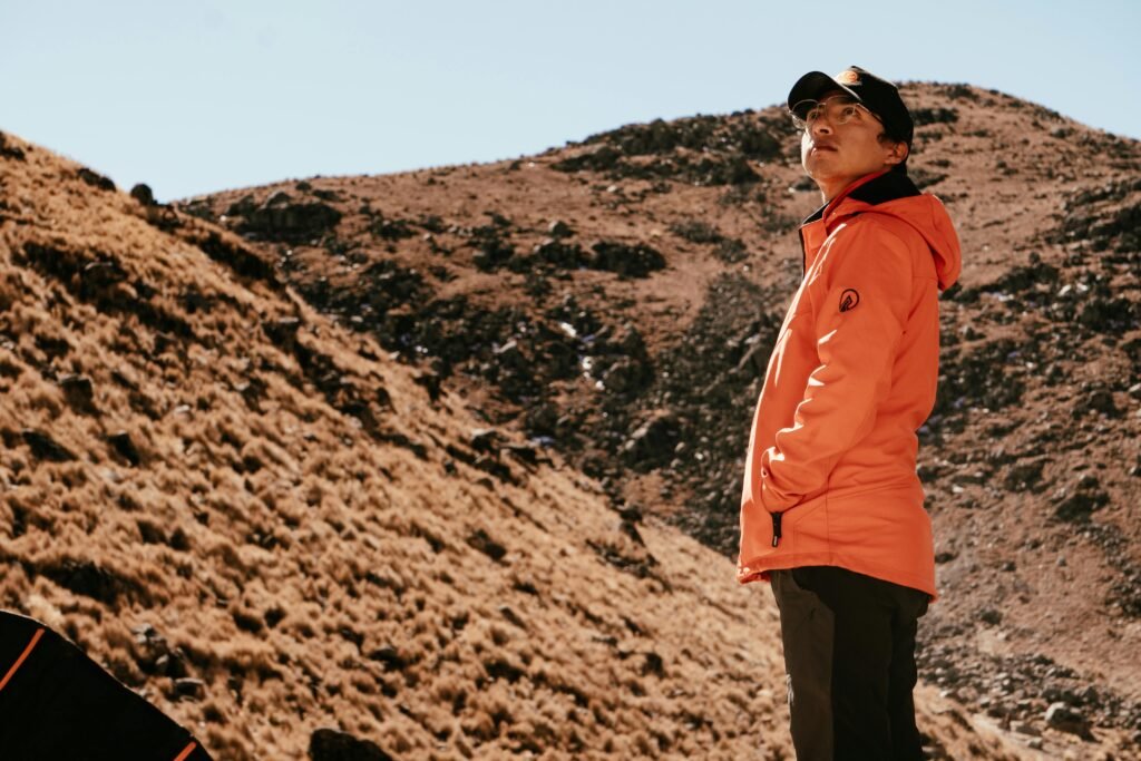 Veste softshell en extérieur, illustration pour un avis sur un modèle Decathlon