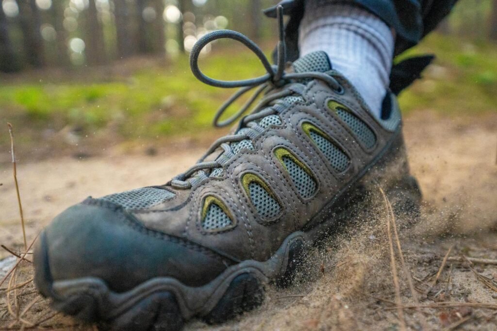 Chaussures de randonnée sur un sentier de montagne, illustration pour un guide Decathlon selon le niveau