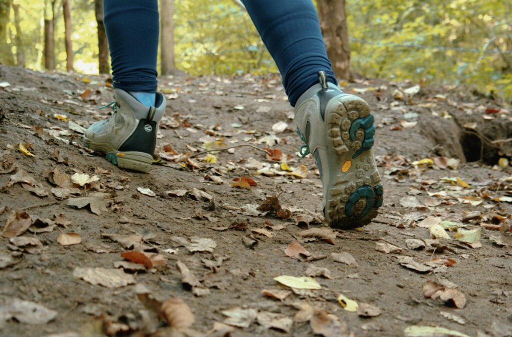 Chaussures de randonnée sur un sentier forestier
