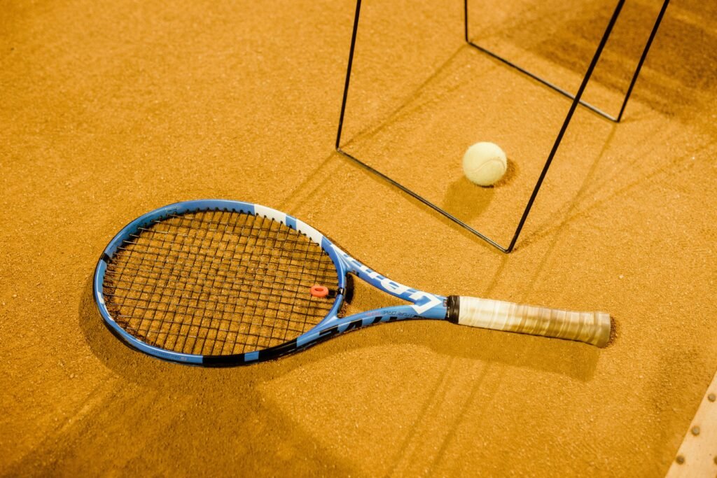 Raquette de tennis sur un court, illustration pour un avis sur un modèle Decathlon