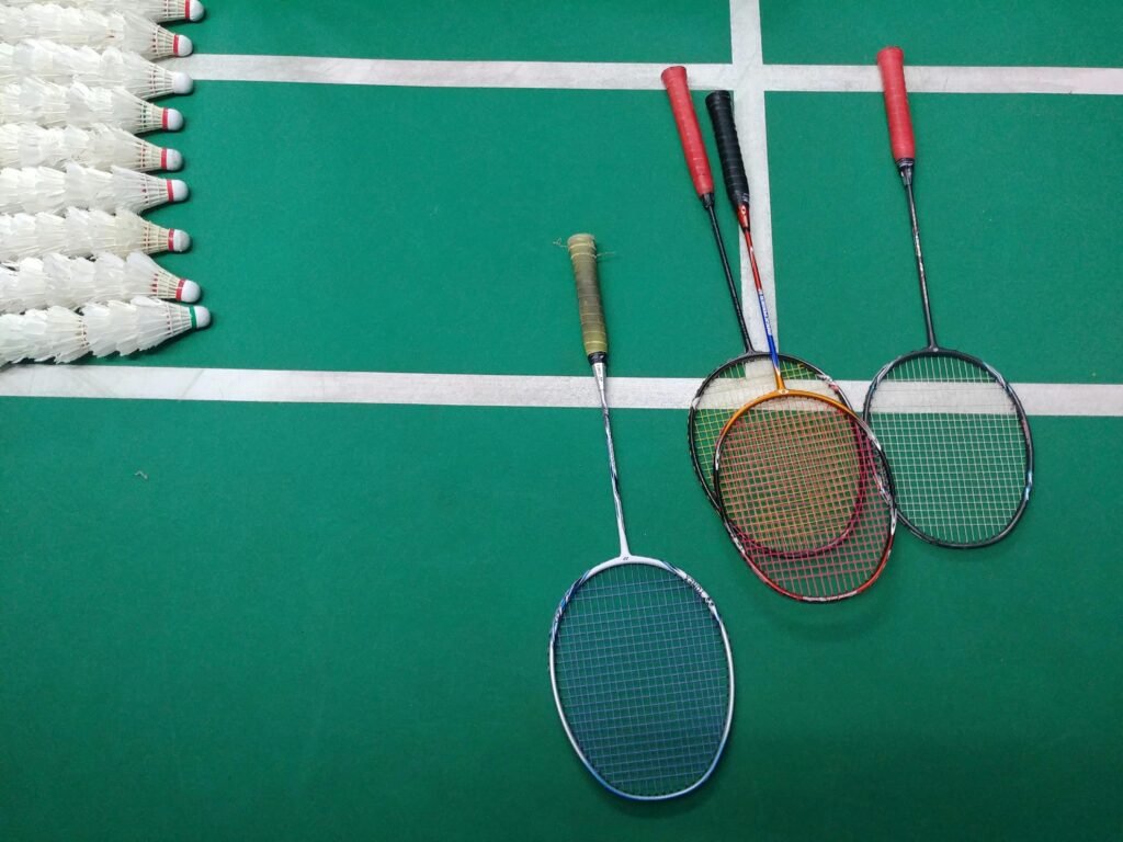Raquette de badminton en situation de jeu, illustration pour un avis sur un modèle Decathlon