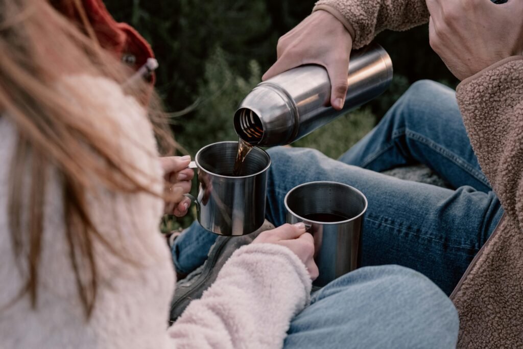 Thermos inox en situation outdoor, illustration pour un avis sur un modèle Decathlon
