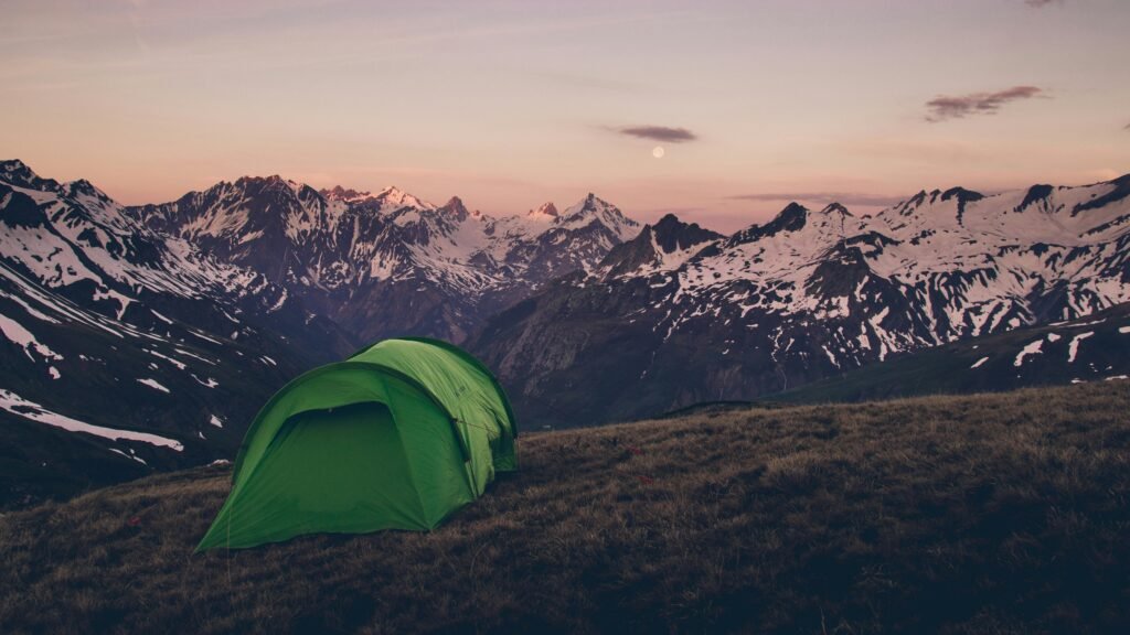 Tente de randonnée en pleine nature, illustration pour un avis sur la Quechua MH100