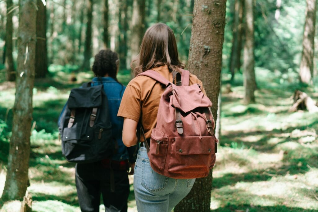 Randonneurs portant un sac à dos sur un sentier forestier