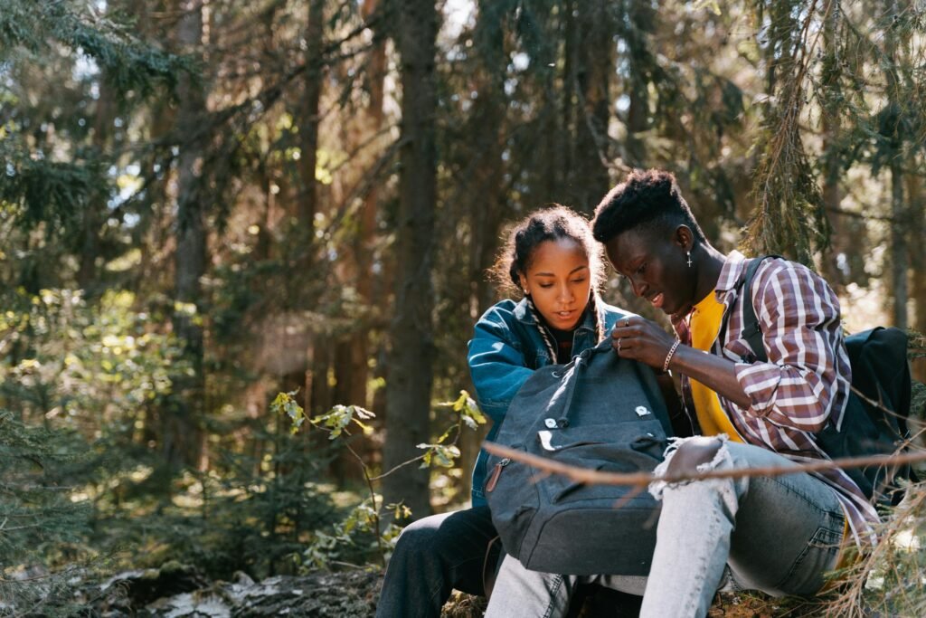 Couple vérifiant son sac avant une randonnée en forêt