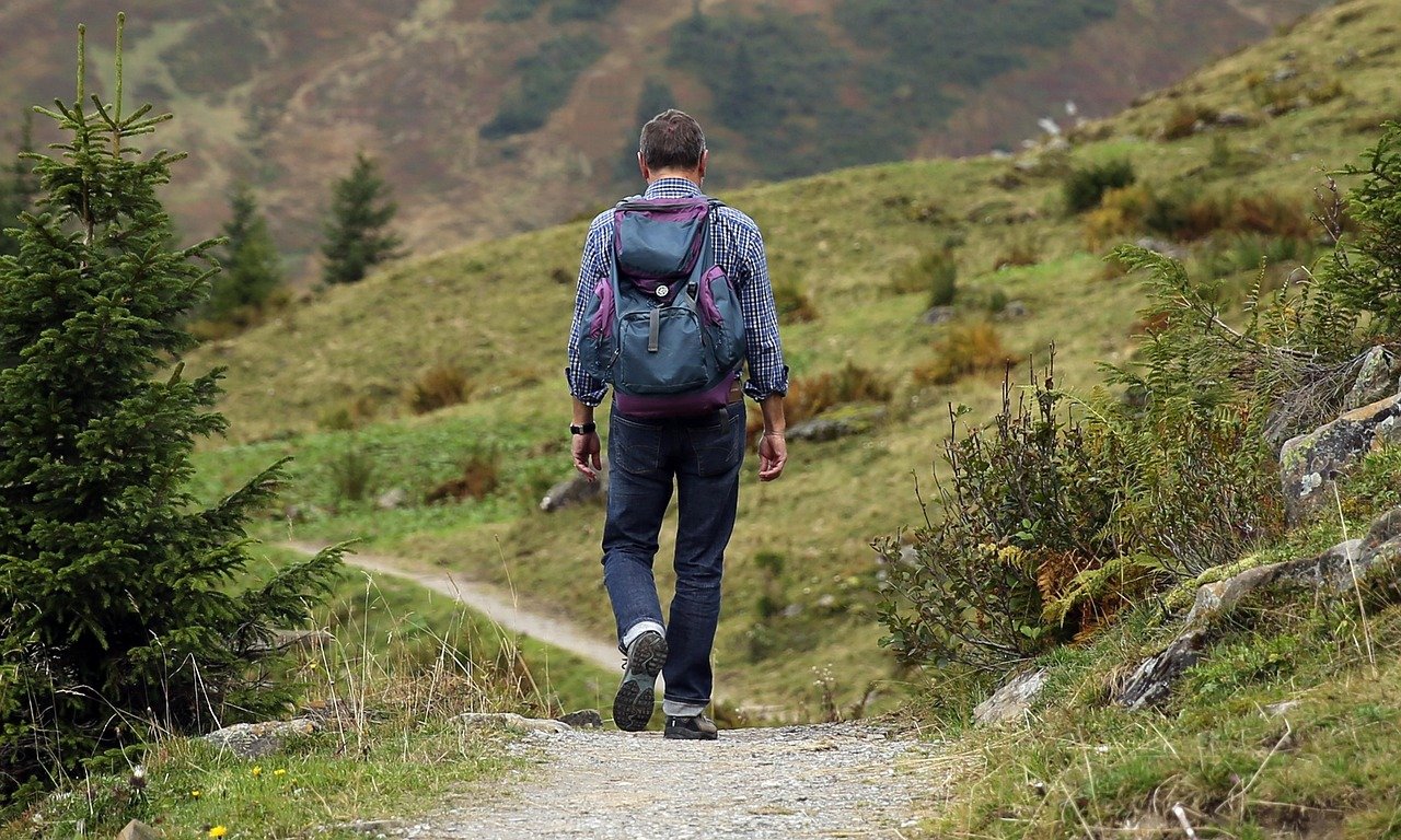 Randonnée d'été avec casquette en montagne