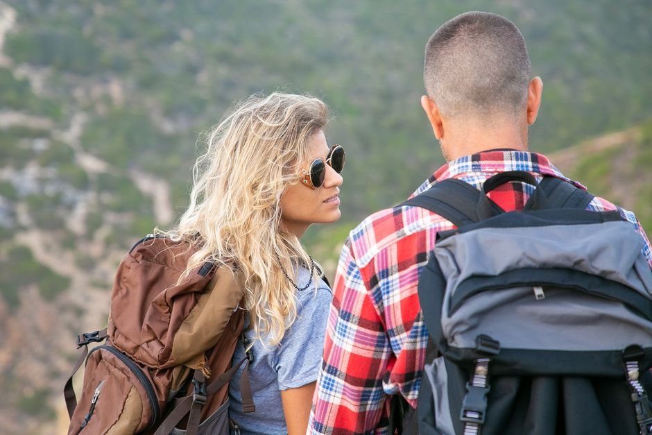Randonneurs avec sacs à dos préparant une randonnée à la journée en montagne