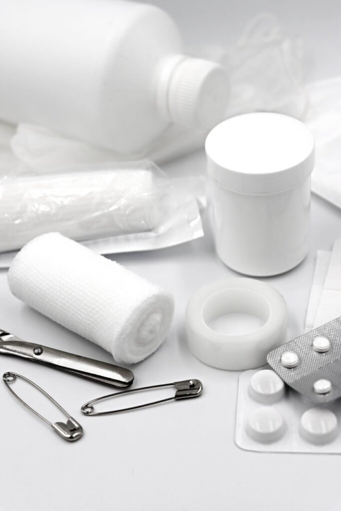 Trousse de premiers secours avec pansements pour une randonnée