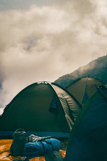 Tentes installées pour un bivouac en montagne